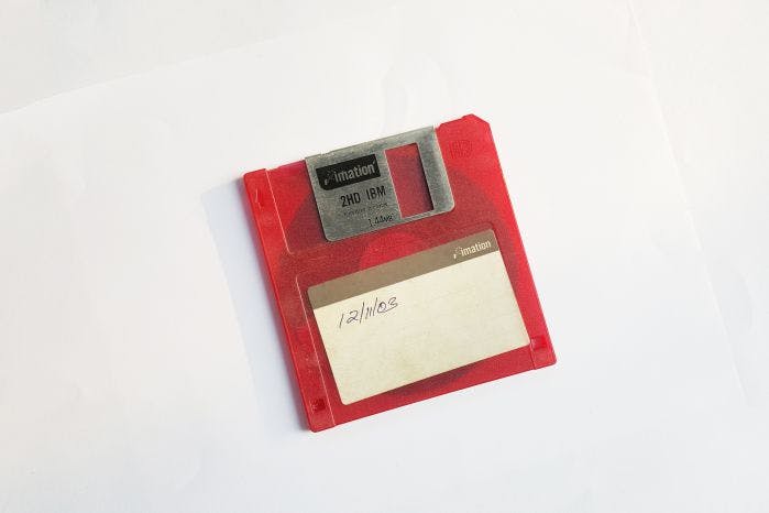 Foto de antigo disquete de memória.