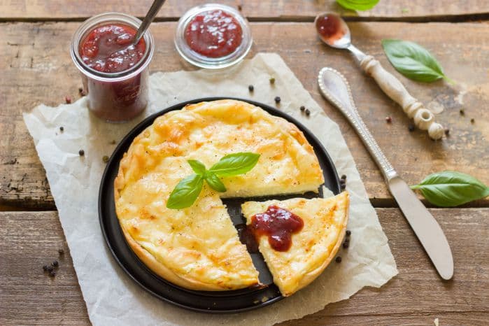 prato com um quiche e geleia de amora