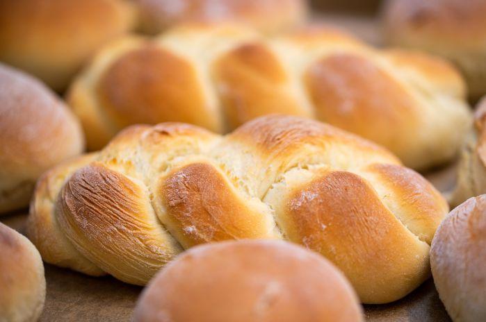 foto com vários pães que representam os carboidratos