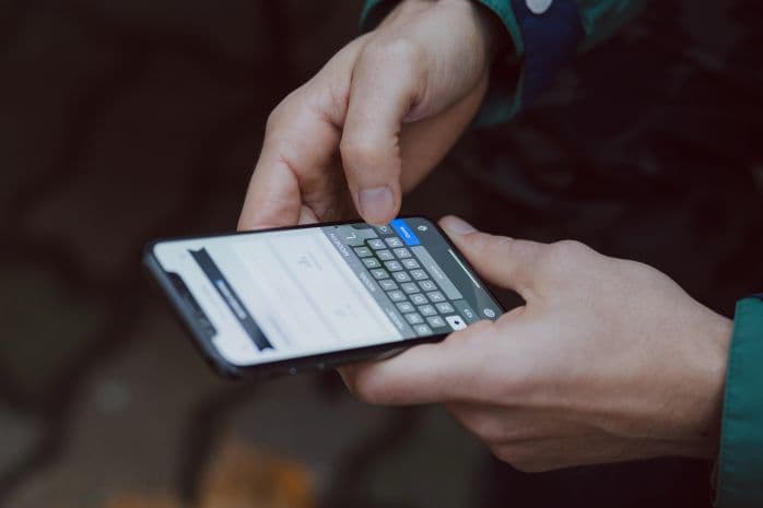 mãos utilizando smarphone