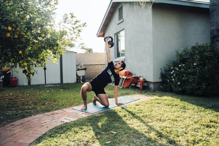 homem treinando na frente de casa